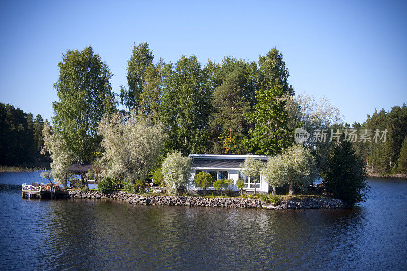 芬兰一座湖边的现代住宅和桑拿房