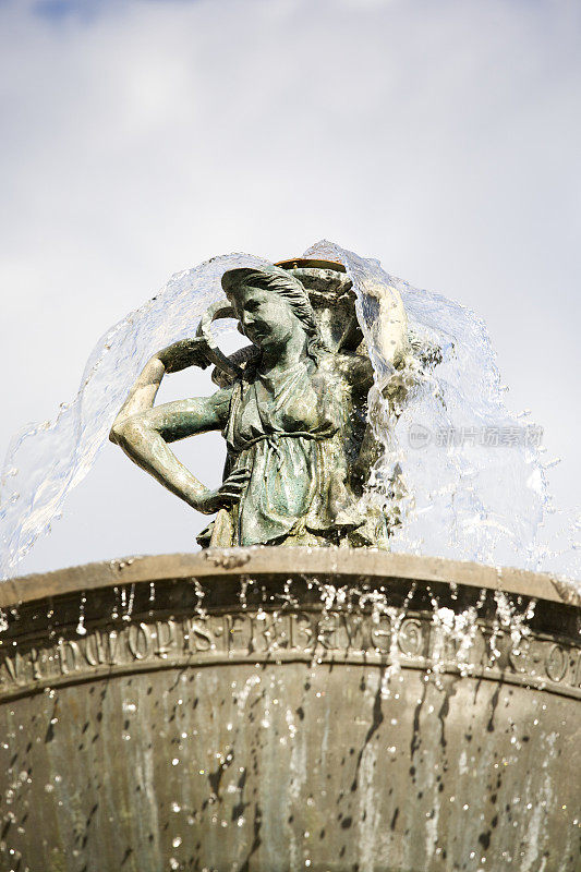 意大利佩鲁贾广场喷泉上的女子雕像
