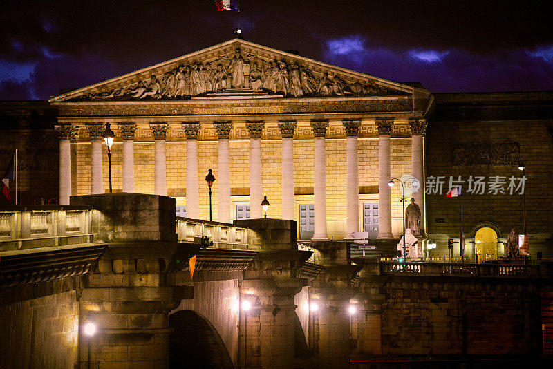 法国议会夜间灯火通明