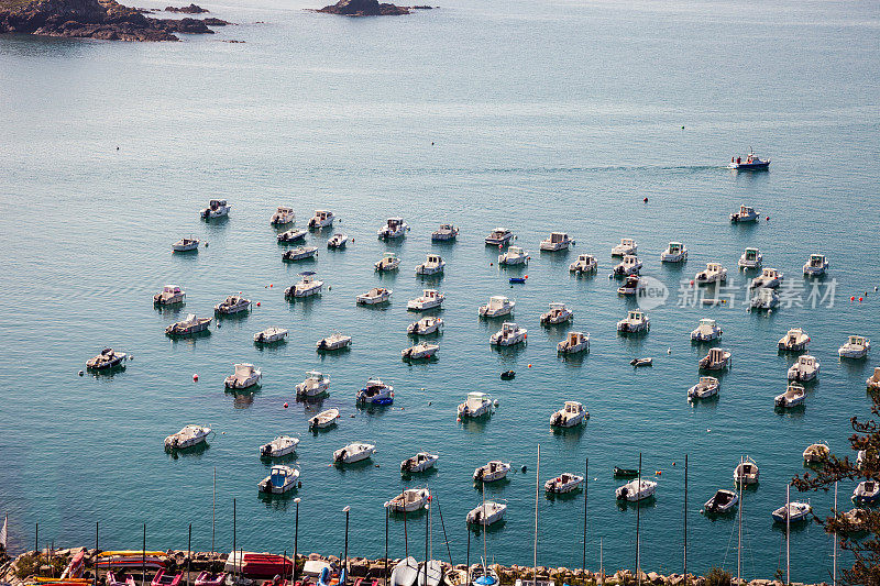 埃尔基港和海湾从悬崖上看，法国，布列塔尼