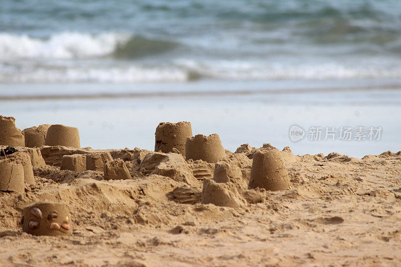 沙滩上的沙堡，在海边度假时建造的沙堡