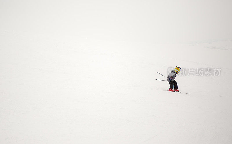 小孩子冬天在山上滑雪