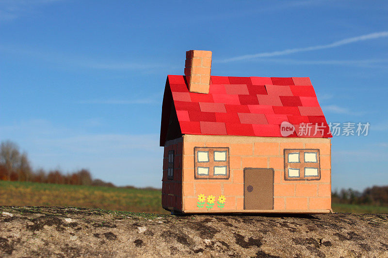纸板娃娃的房子，有田野，树和天空