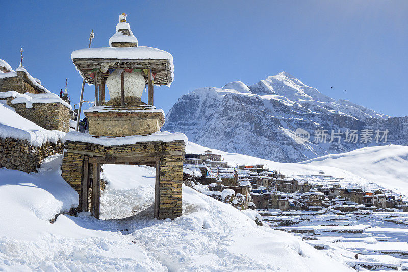 白雪覆盖的塔在小村庄纳尔