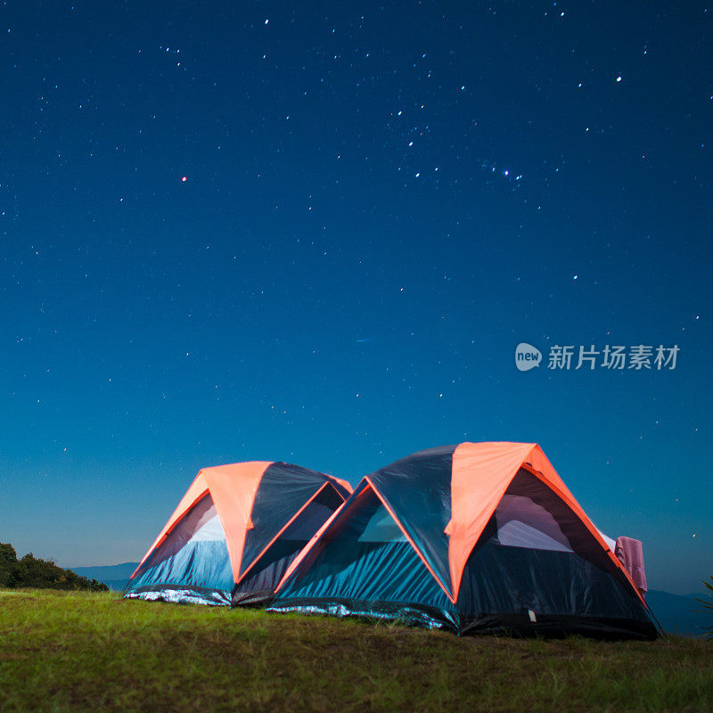 露营帐篷在繁星点点的夜空下闪闪发光。