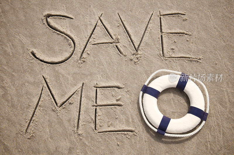 用救生员在沙子上手写的“拯救我”信息