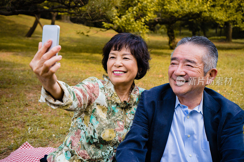 日本祖父母在公园里