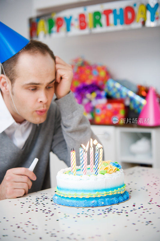 有蛋糕和蜡烛的男人的生日派对