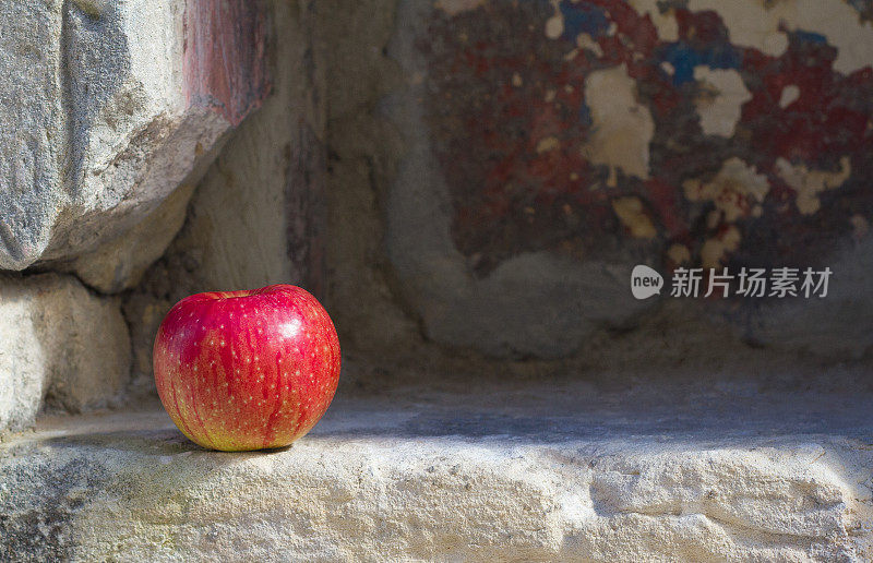 红苹果在旧石器壁龛(静物)