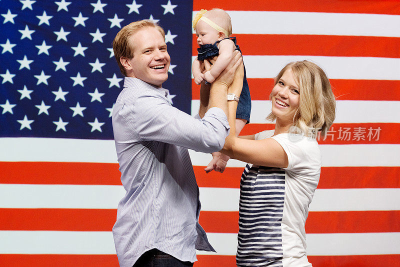 幸福的家庭在美国国旗前