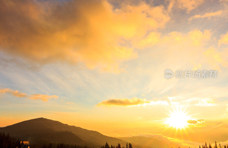 喀尔巴阡山脉。美丽的山景。大自然在山中。美丽的云。