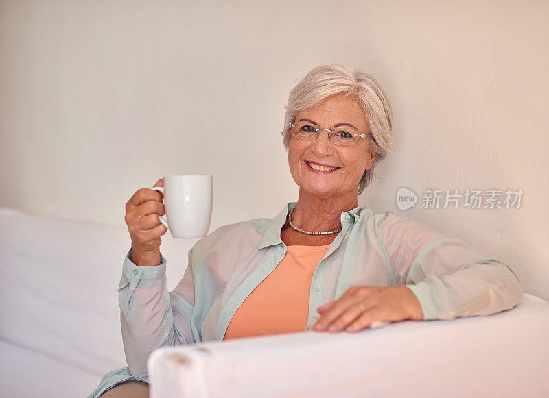 坐在家里喝着早茶的资深女士