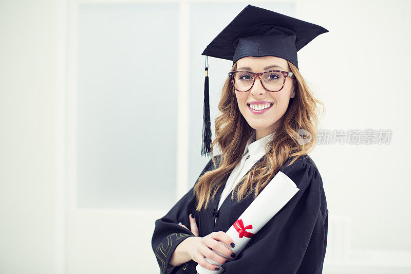 年轻开朗的大学女毕业生。