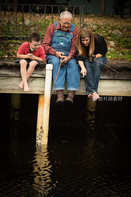 爷爷和他的孙女和曾孙钓鱼