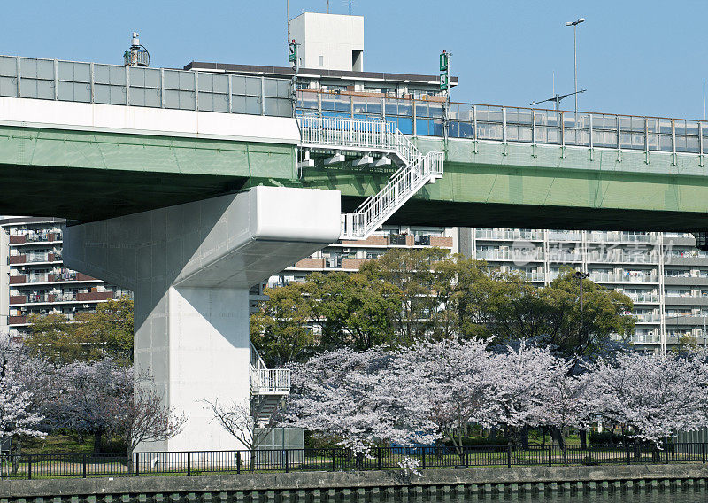 大阪高架高速公路的逃生楼梯