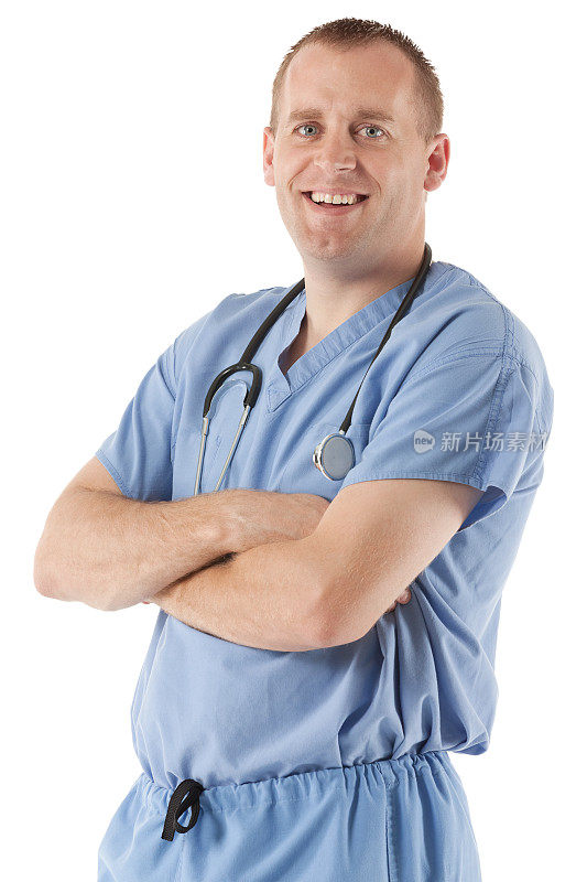 微笑的男外科医生双臂交叉站着