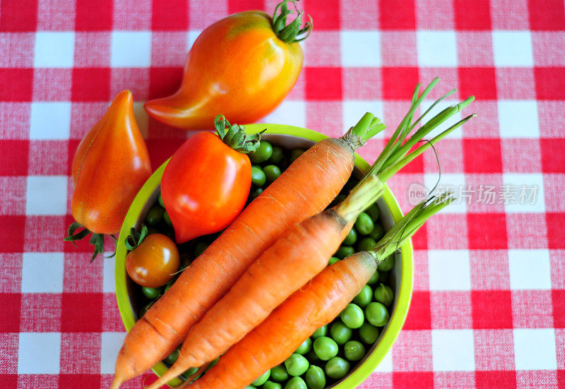 胡萝卜，西红柿和新鲜的绿豌豆