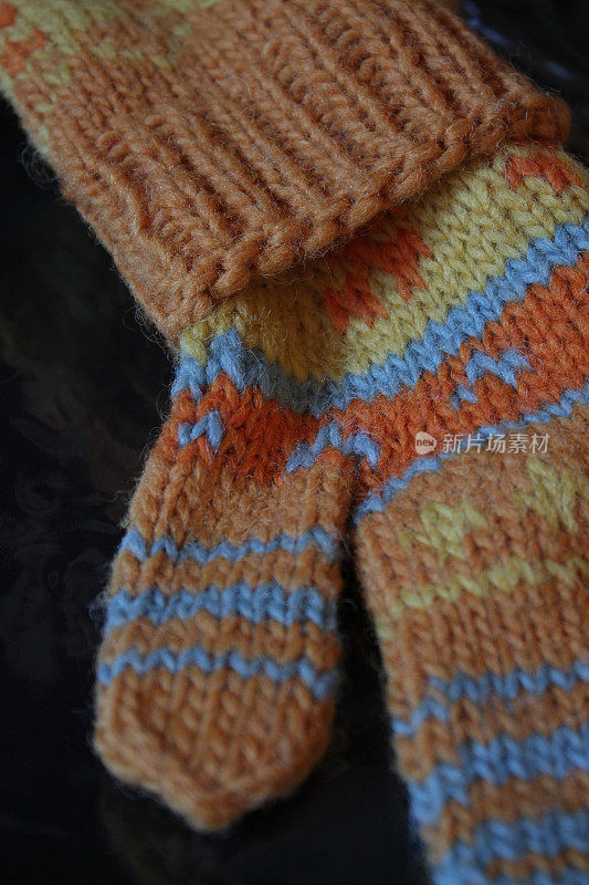 特写的冬天羊毛橙色手套