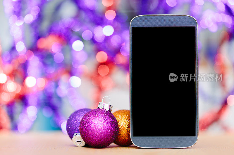 智能手机在圣诞散景背景