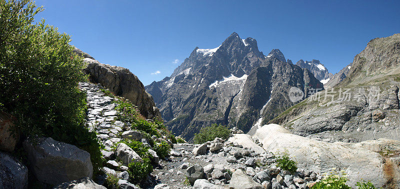 阿尔卑斯山野生山谷全景图