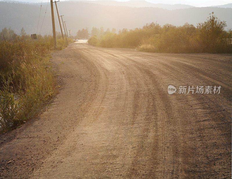 在乡间小路上驶向阳光