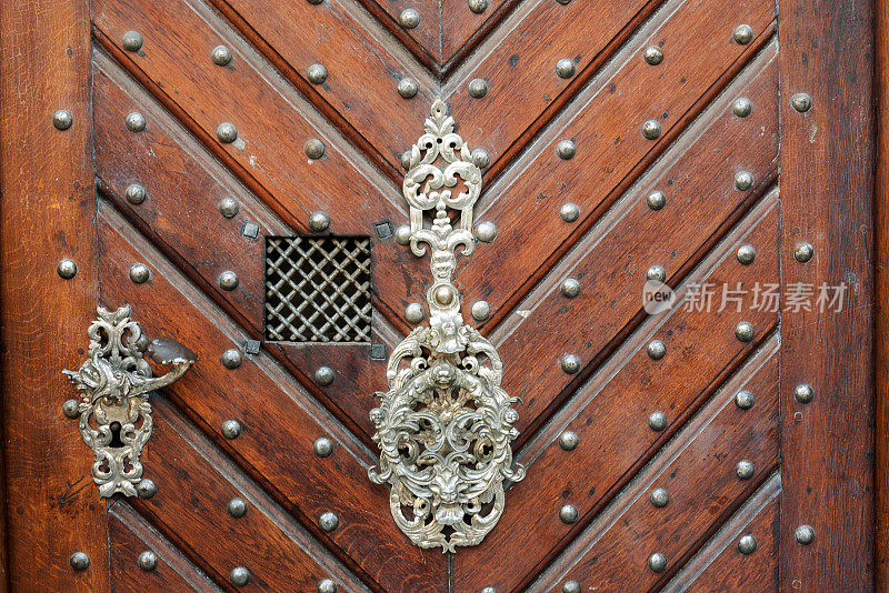 古董木门细节。门环，间谍窗和锁