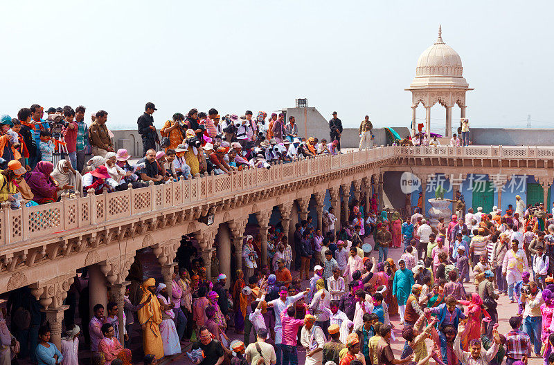 印度人在寺庙里庆祝胡里节