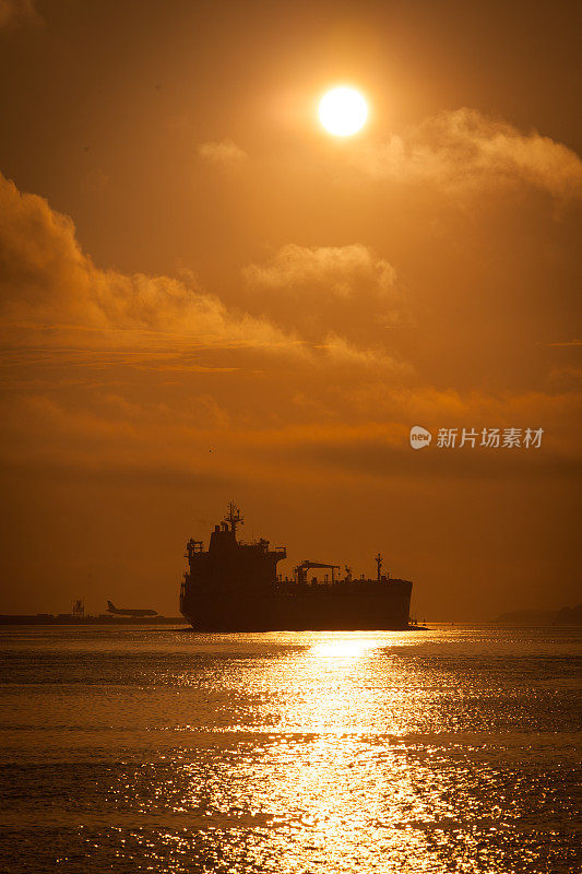 日出时分，一艘大型货船离开波士顿港。