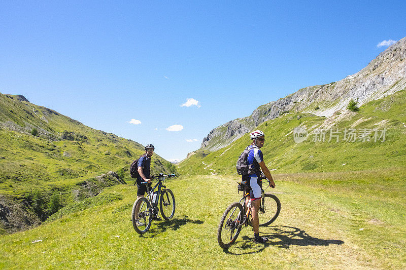 在山谷里骑着山地车的徒步旅行者