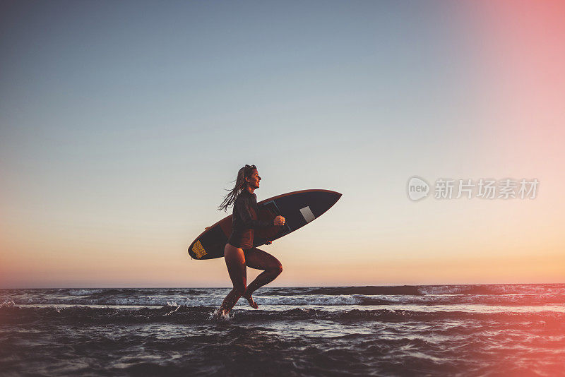 刚从海里跑出来的年轻女子