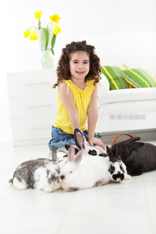 带着复活节兔子的小女孩
