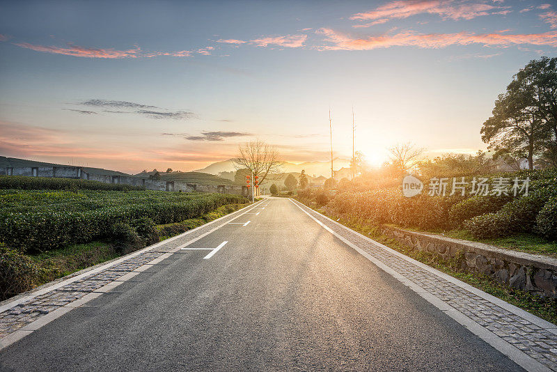 通往中国远郊的弯弯曲曲的道路