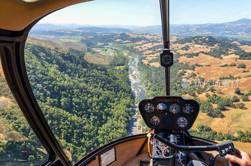 一架直升飞机飞过加州纳帕谷的河流