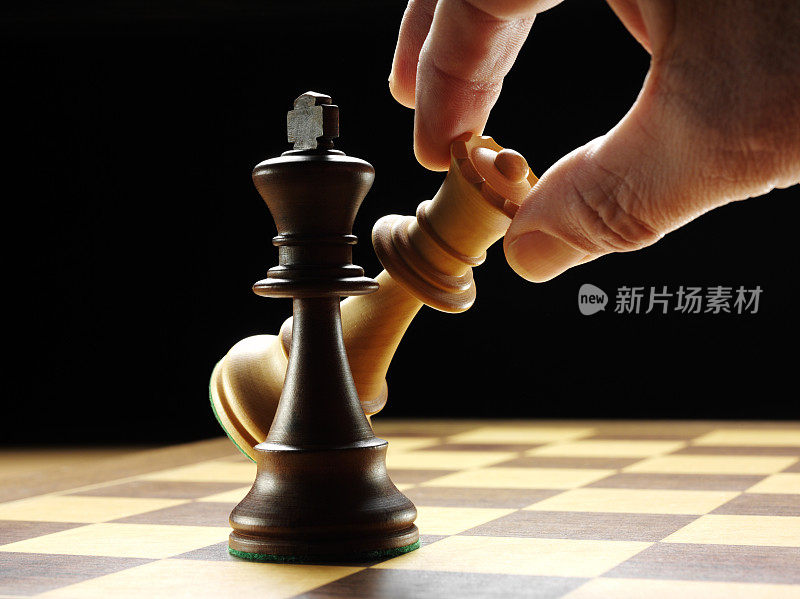 国际象棋棋盘上的国王和王后棋子