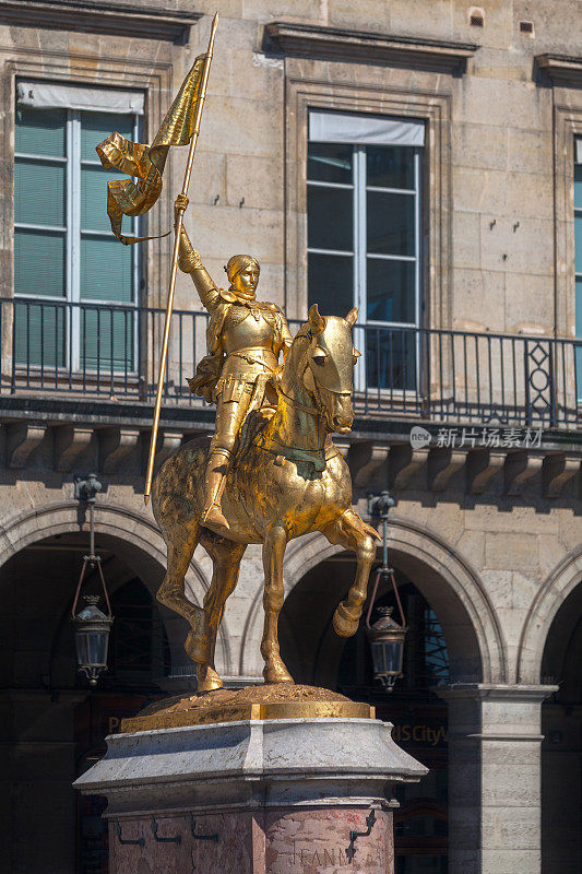 巴黎的珍妮·德·亚克雕像