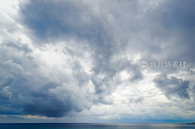 天空布满雨云。