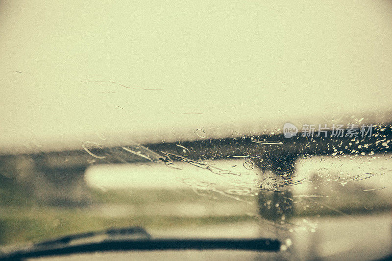 在一个非常下雨的日子里，在新布伦瑞克的道路上驾驶的一个挡风玻璃刮水器的特写。