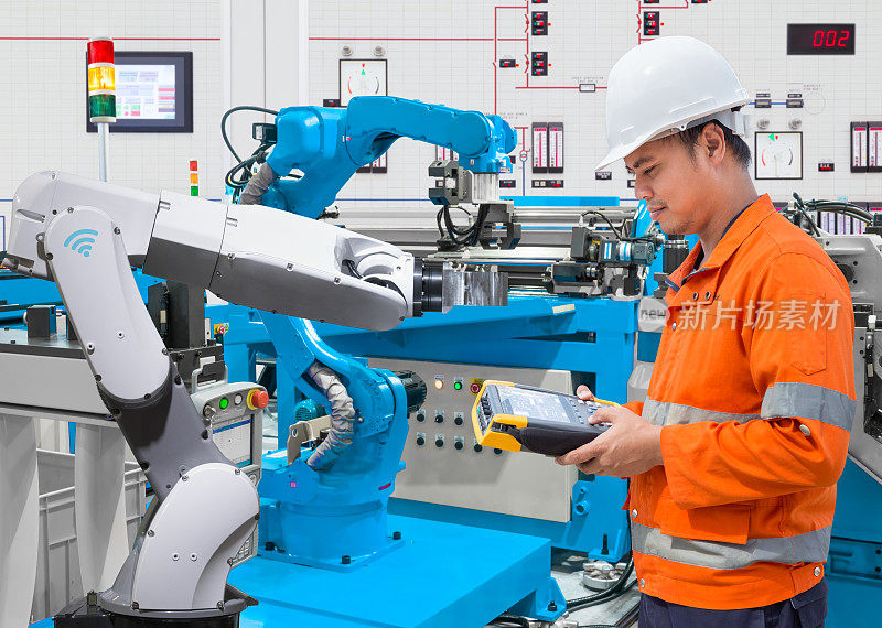 维护工程师在工业4.0概念下为自动化机器人编程