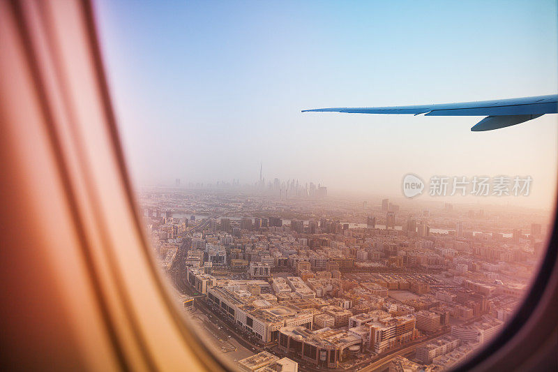 从飞机窗口可以看到迪拜的夜景