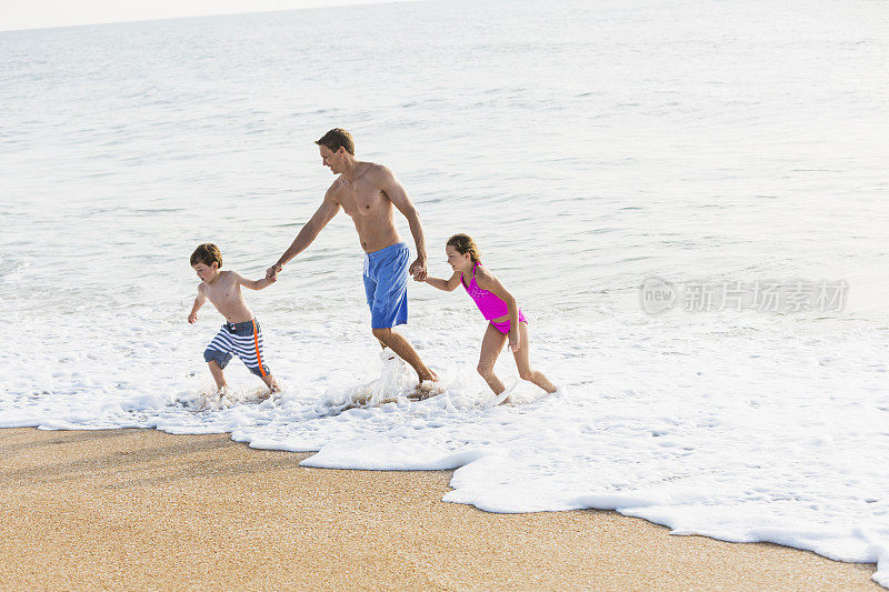 一家人在海滩上