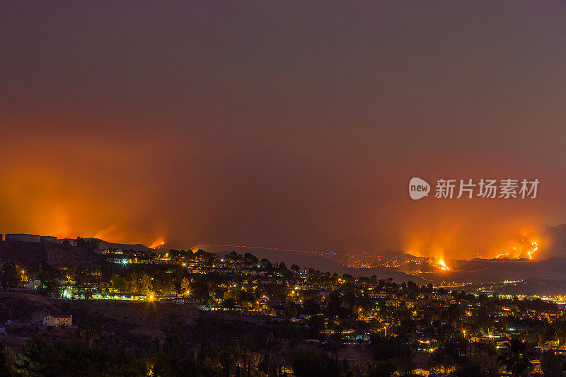 圣塔克拉利塔大火的夜间曝光照片