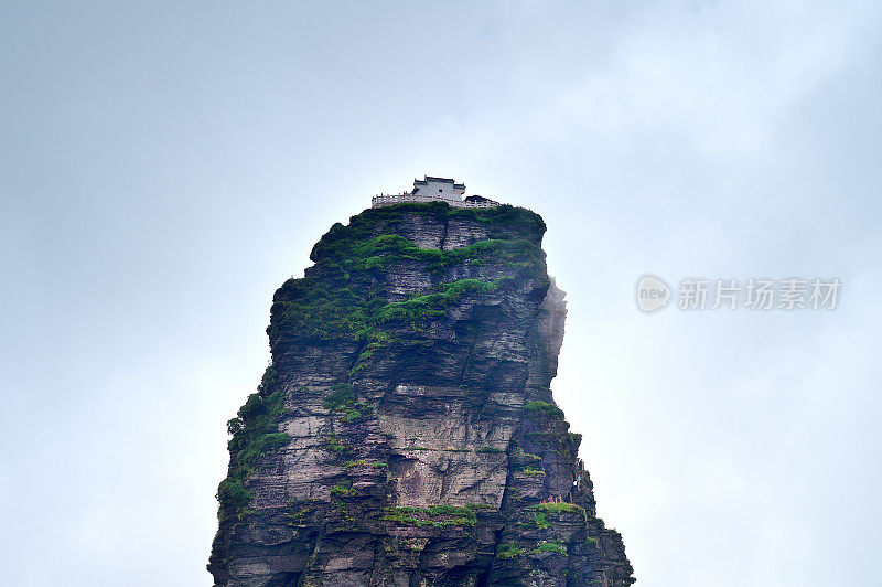 在中国西南陡峭的山上爬山的游客