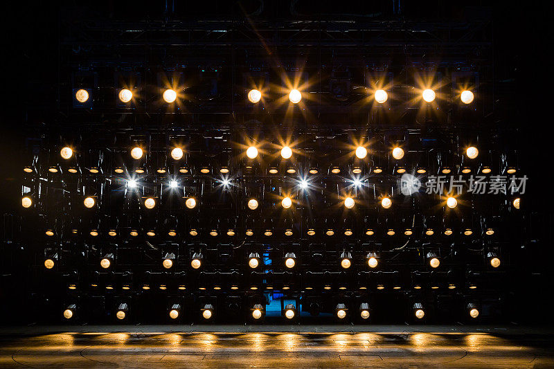 剧院的聚光灯和照明设备。黄灯