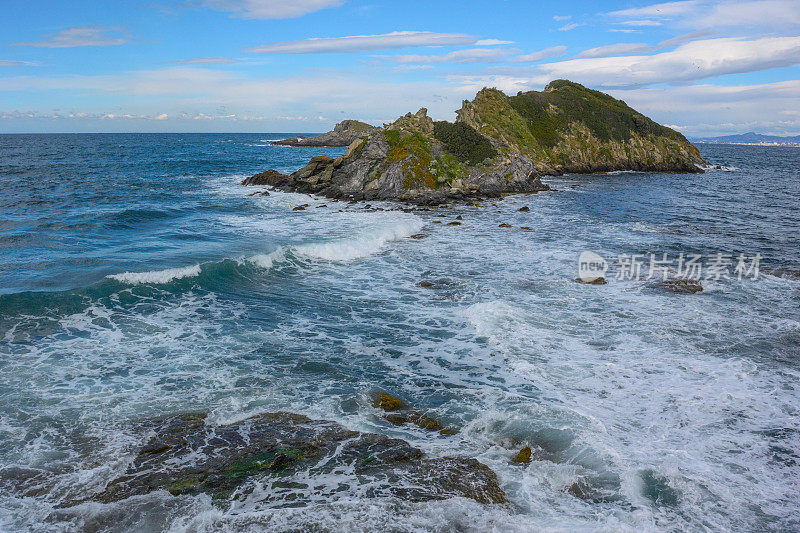 多岩石的海岸线