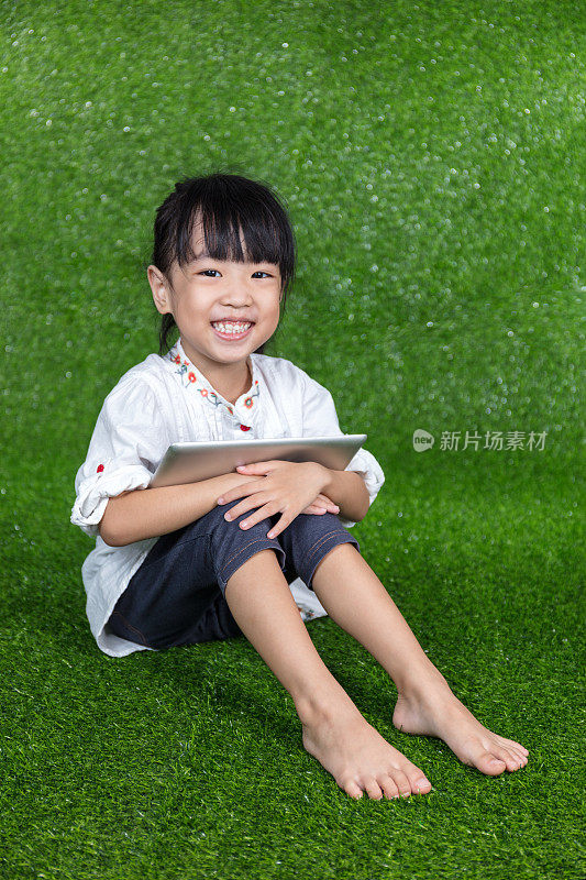 亚洲华人小女孩在玩平板电脑