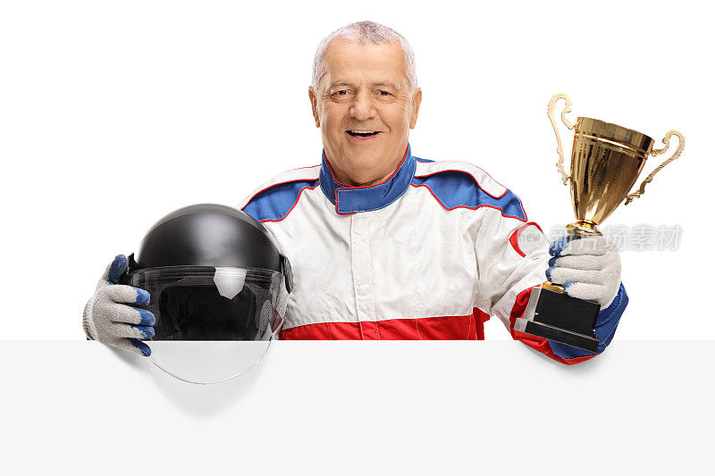 成熟的赛车手与金色奖杯和头盔后面板