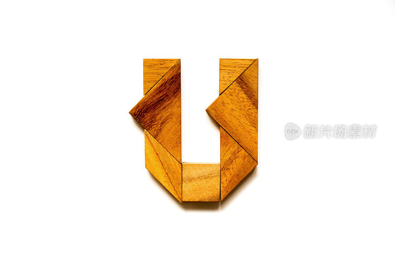 木制七弦琴拼图作为英语字母'U'形状在白色的背景