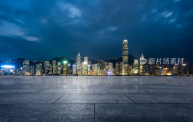 空荡的砖砌平台，以香港天际线为背景