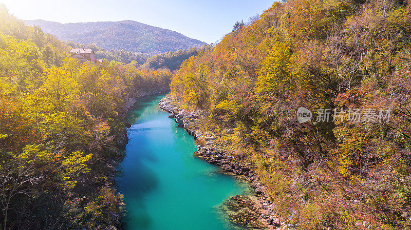 无人机拍摄的索卡-伊松佐河在特里格拉夫国家公园斯洛文尼亚