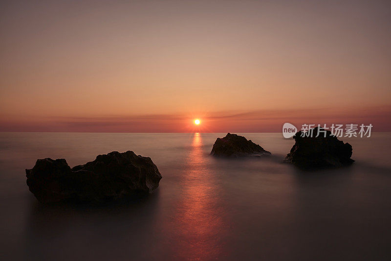 壮丽的日落在佩夫库利亚海滩莱夫卡达，爱奥尼亚群岛，希腊